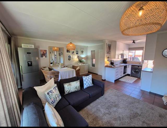 2 BEDROOM TOWNHOUSE FOR SALE IN PIERRE VAN RYNEVELD